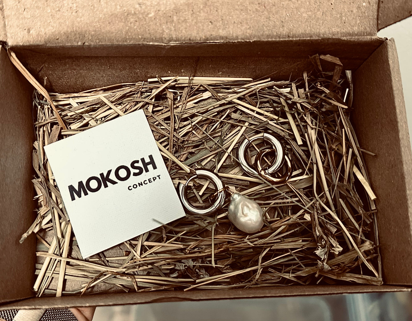TSATSA_PETSKY "METAL PEARL EARING"