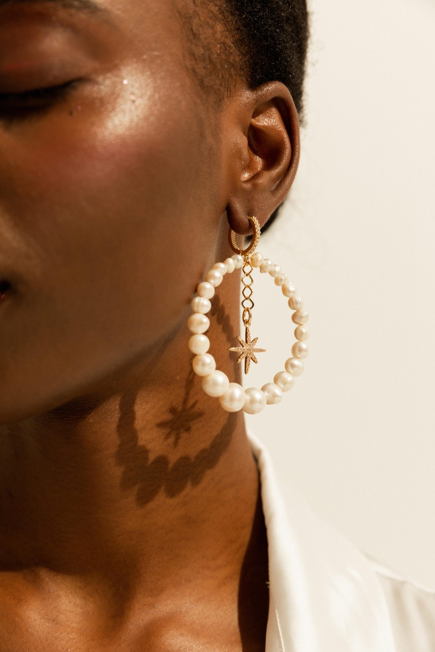 Grains de Verre - ASYMMETRICAL PEARLS EARRINGS WITH "MORNING STAR" GOLD