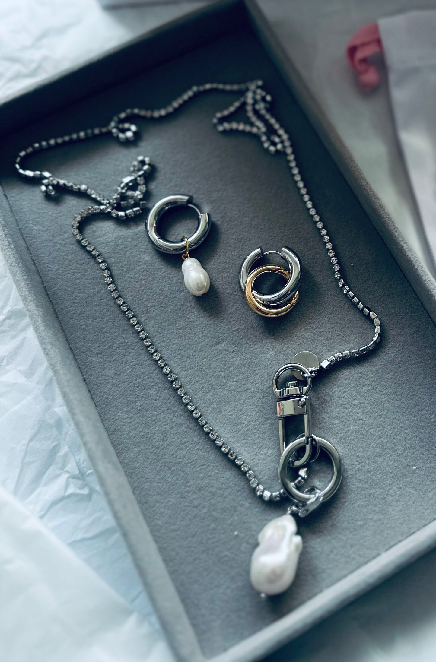 TSATSA_PETSKY "METAL PEARL EARING"